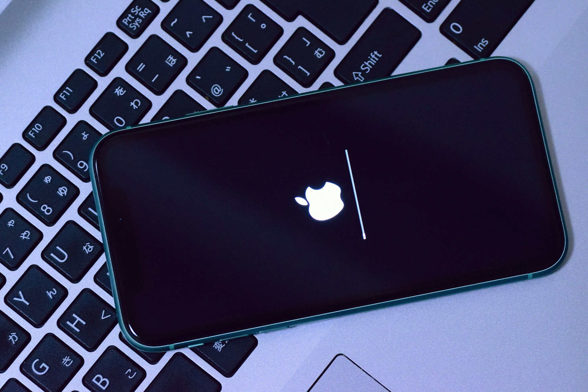 iPhone sobre um teclado