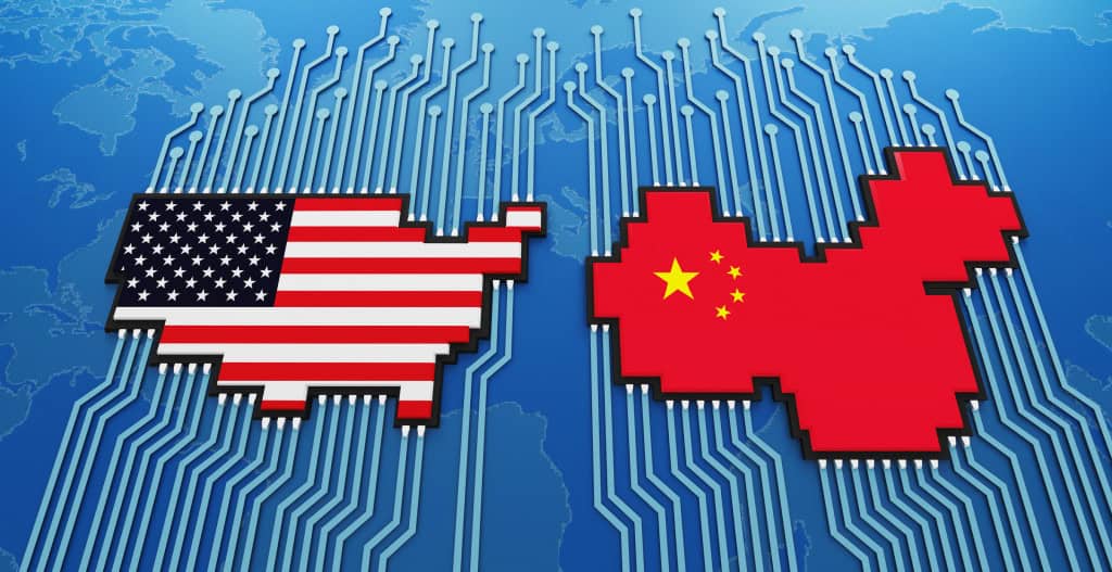 bandeira dos EUA e China sobre uma placa de semicondutor