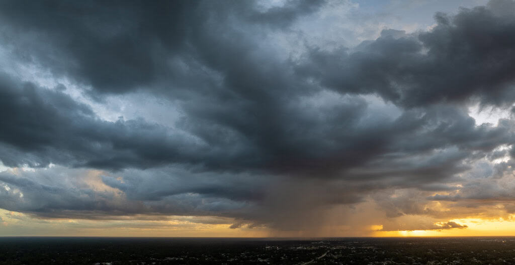 Nuvens tempestuosas que se formam durante a tempestade no céu noturno escuro