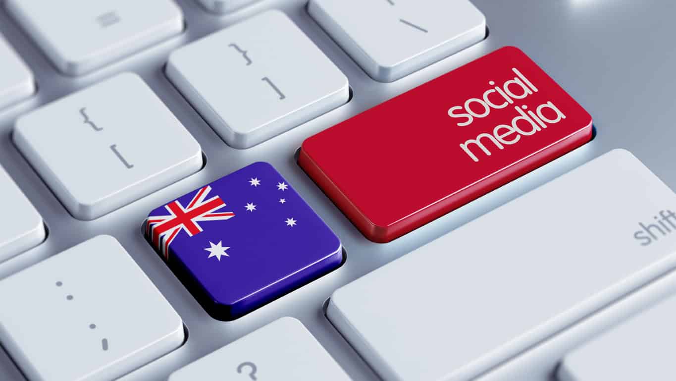 Teclado com a bandeira australiana em uma tecla e social midia em outra.
