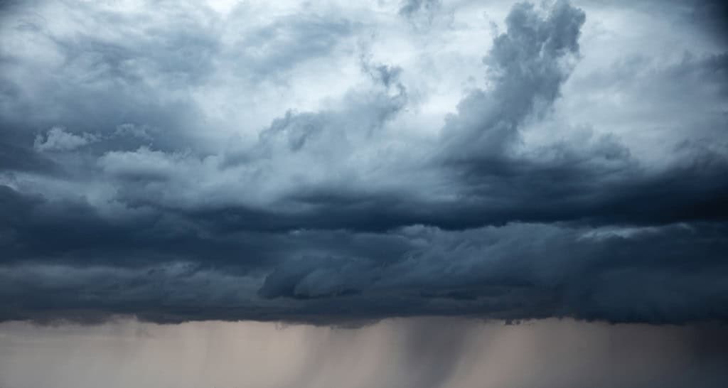 Nuvens carregadas e chuva no horizonte