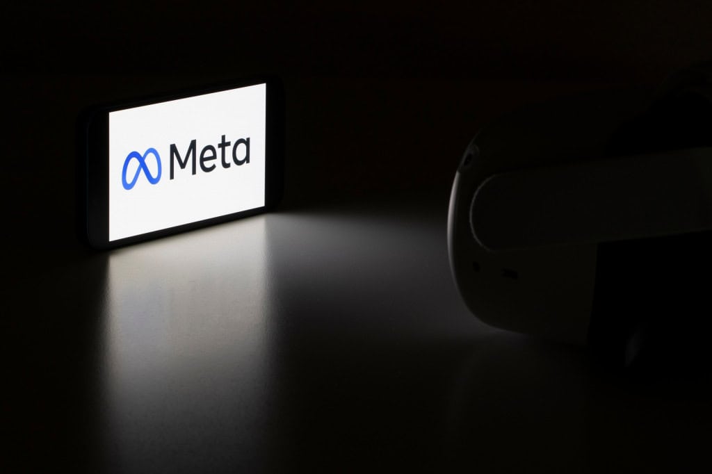 Tela de um smartphone exibindo o logo da Meta