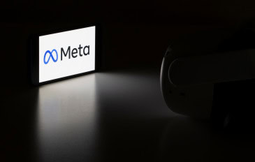 Tela de um smartphone exibindo o logo da Meta