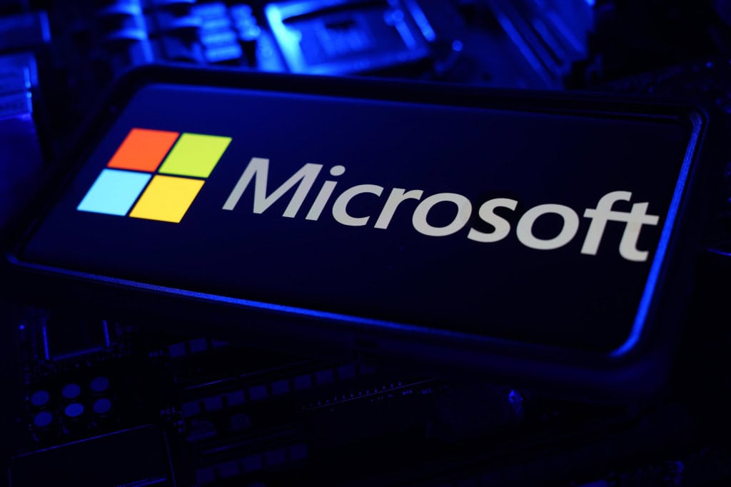 Logo da Microsoft na tela de um smartphone