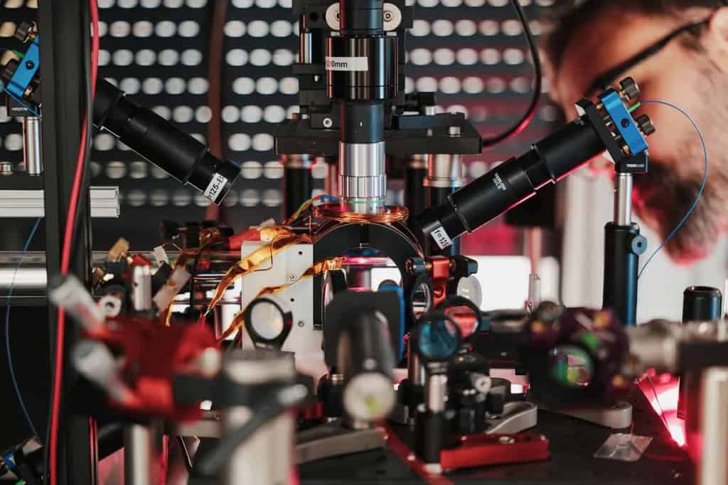 Cientista olhando em um microscópio