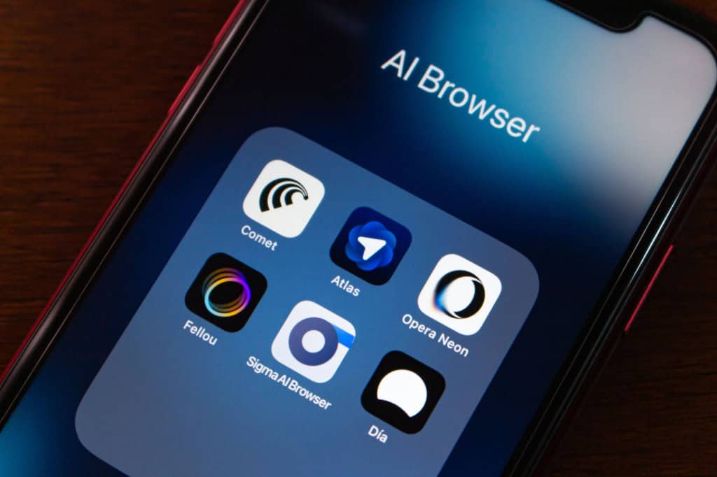 Smartphone mostrando o navegadores de IA
