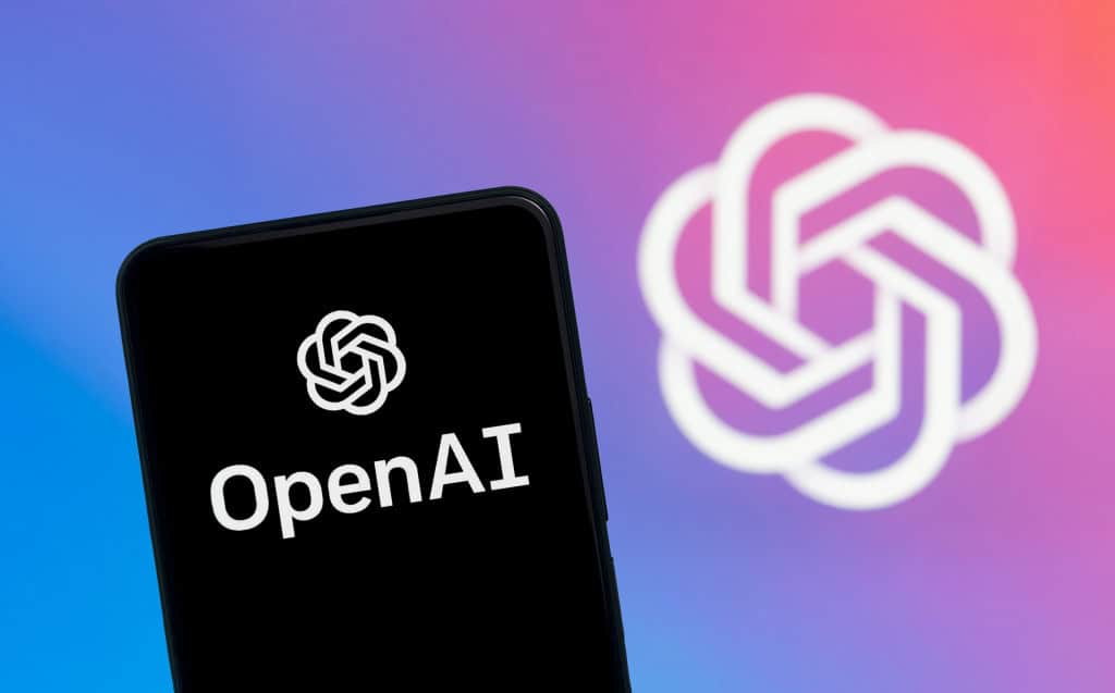 Logo da OpenAI em um smartphone e em um fundo colorido