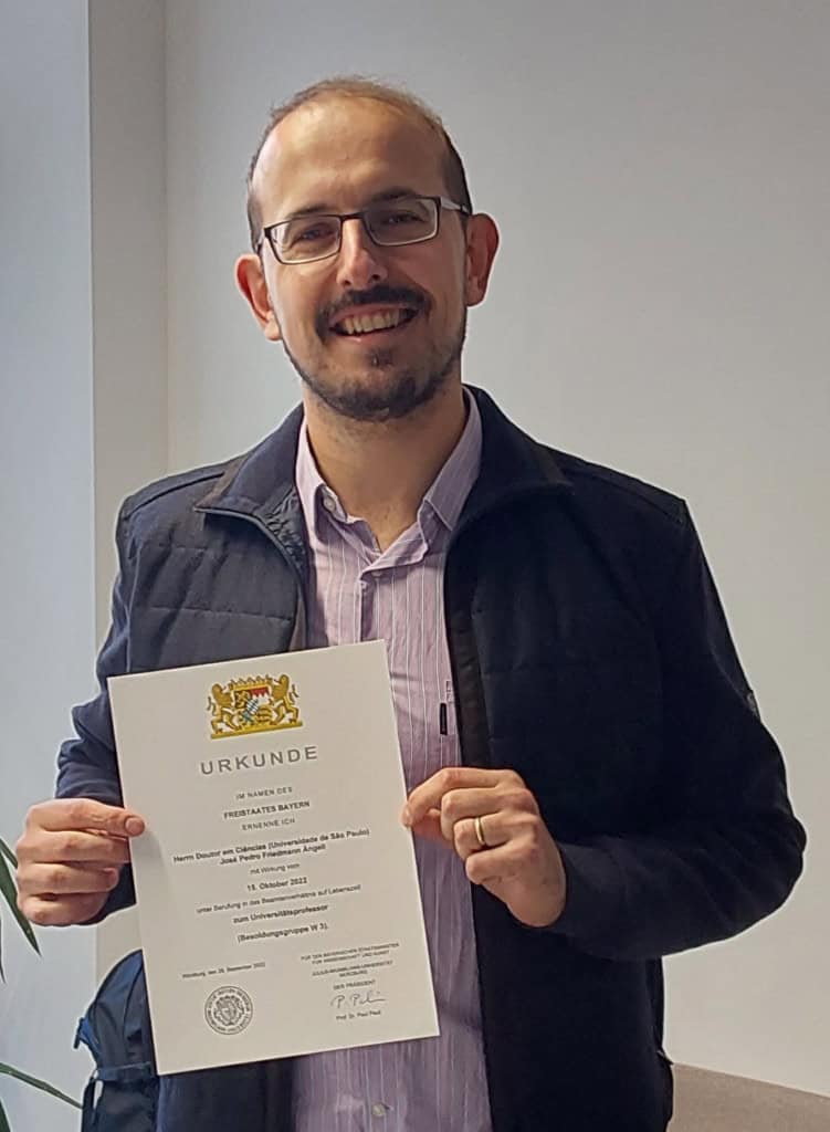 Câncer: pesquisa premiada de brasileiro pode inspirar novos tratamentos 3 José Pedro Friedmann Angeli sorrindo com um certificado na mão