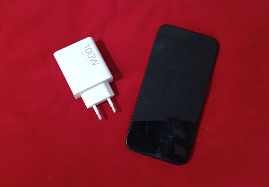 Poco X8 Pro acompanha um carregador de 100W na caixa