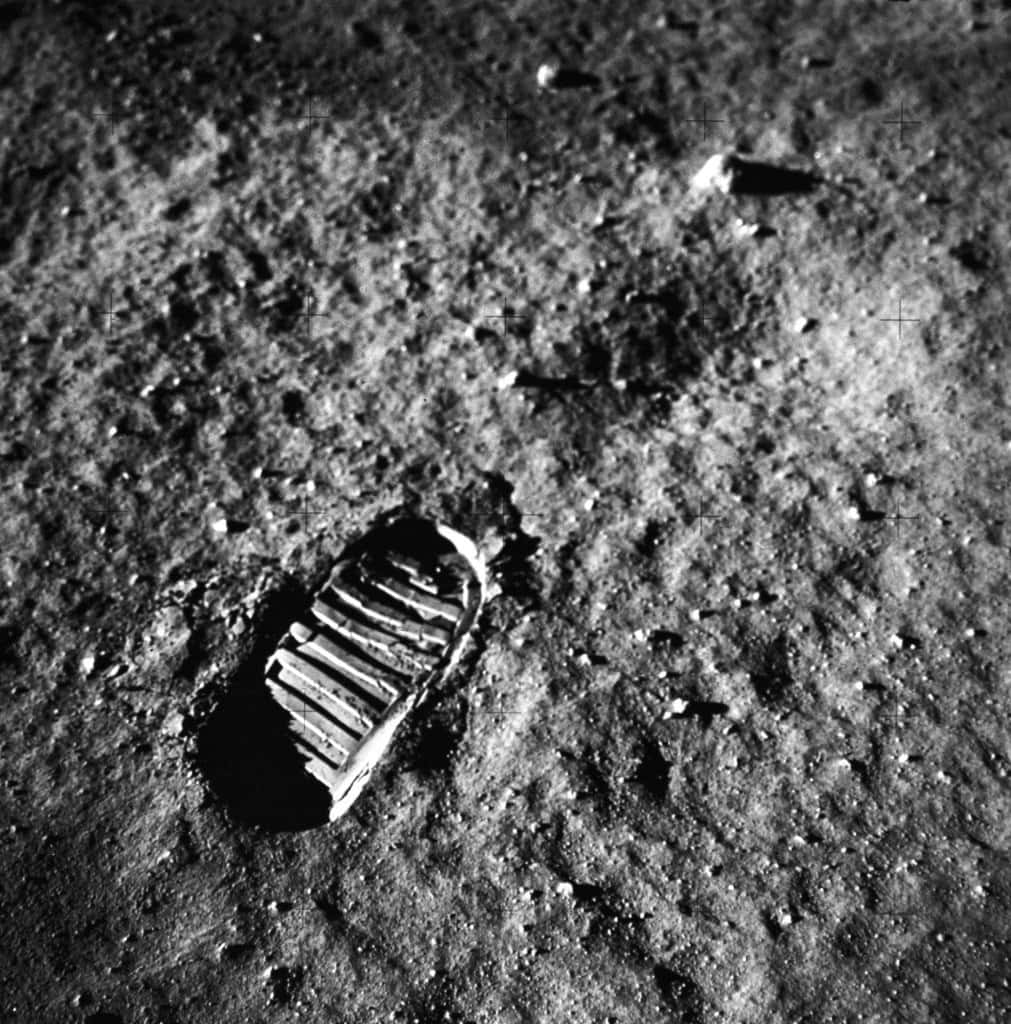 Visão aproximada da pegada de um astronauta no regolito lunar