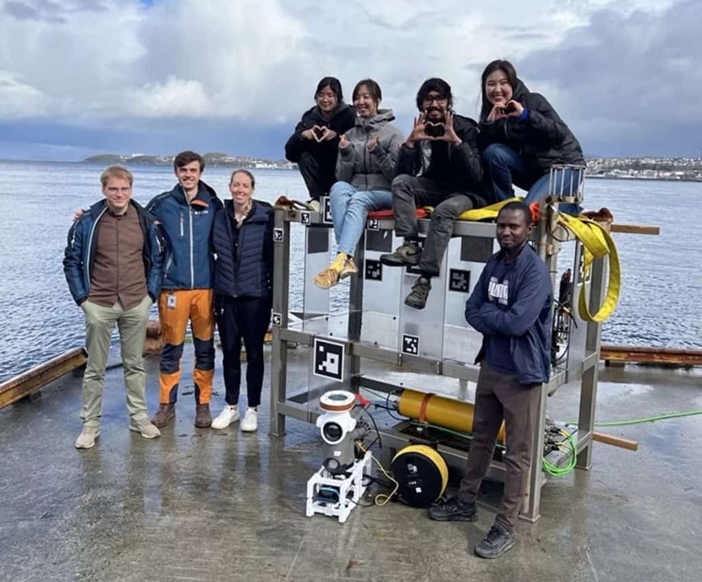 Equipe desenvolvedora do projeto junto ao robô subaquático Blueye X3