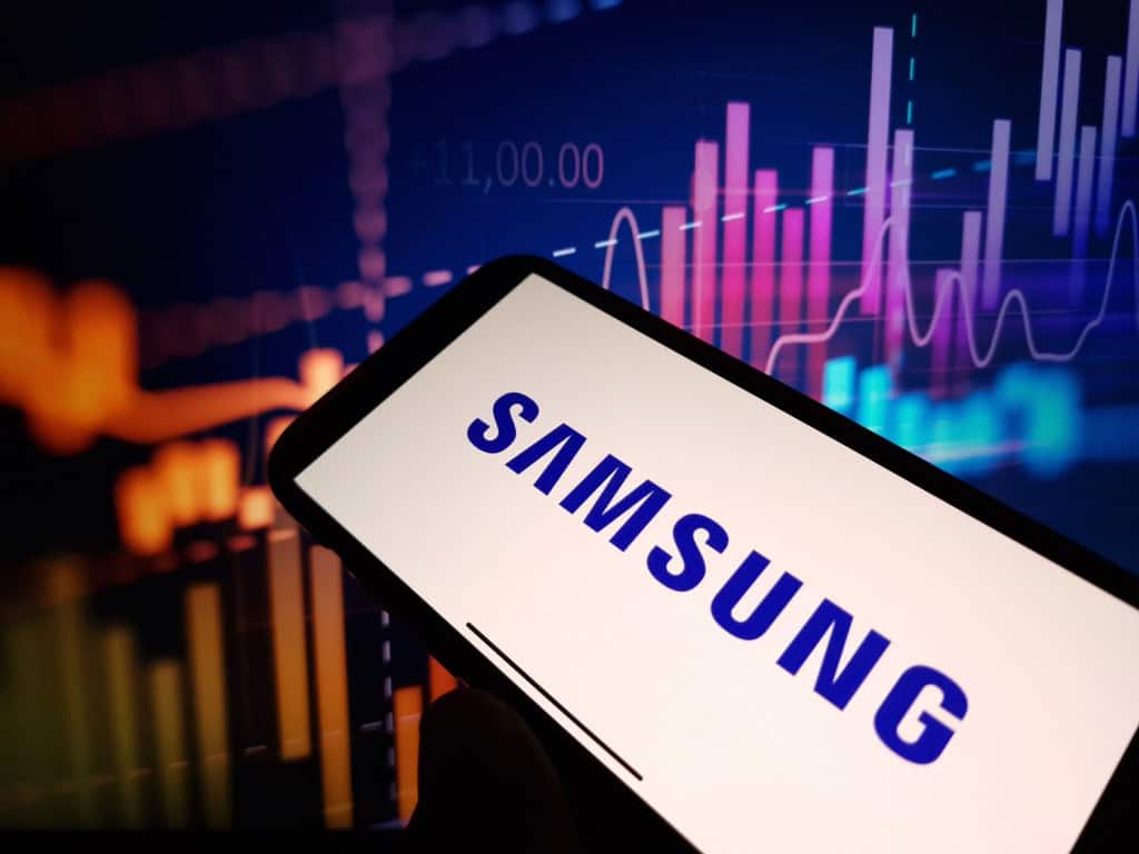 Logo da Samsung com gráficos financeiros ao fundo