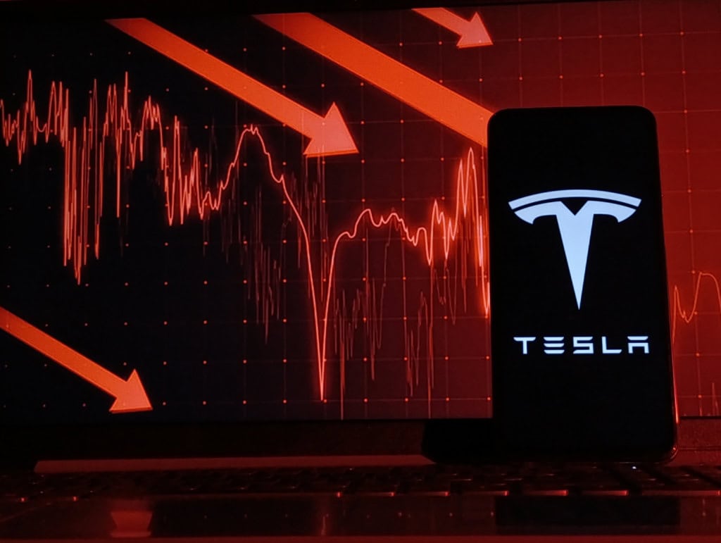 Ao fundo, gráficos financeiros; à frente, logo da Tesla
