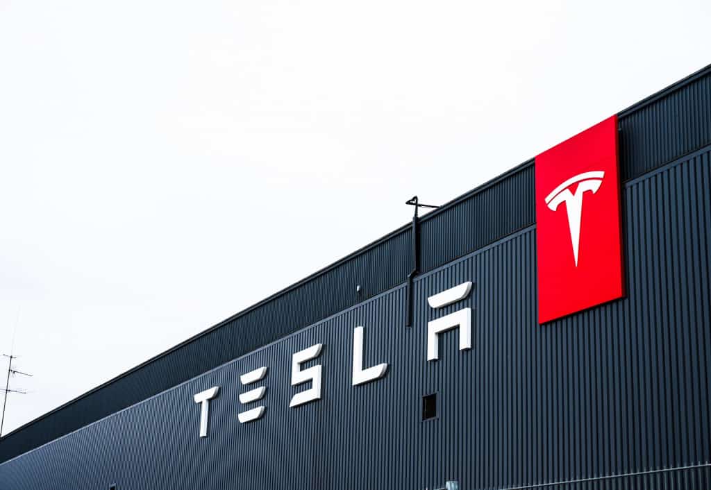 Logo da Tesla na fachada de um prédio