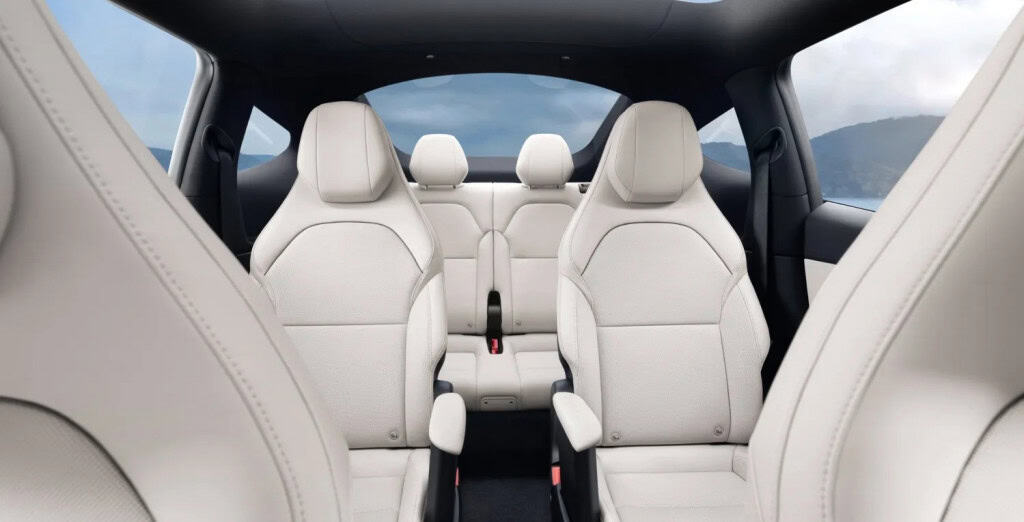 Vista da área interna traseira do Tesla Model Y L