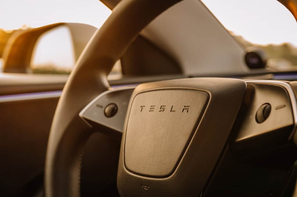Carros sem motorista: lei pode mudar futuro da Tesla nos EUA 9 Volante de um Tesla