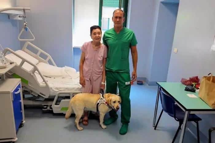 Mulher que recebeu o transplante ao lado do seu médico