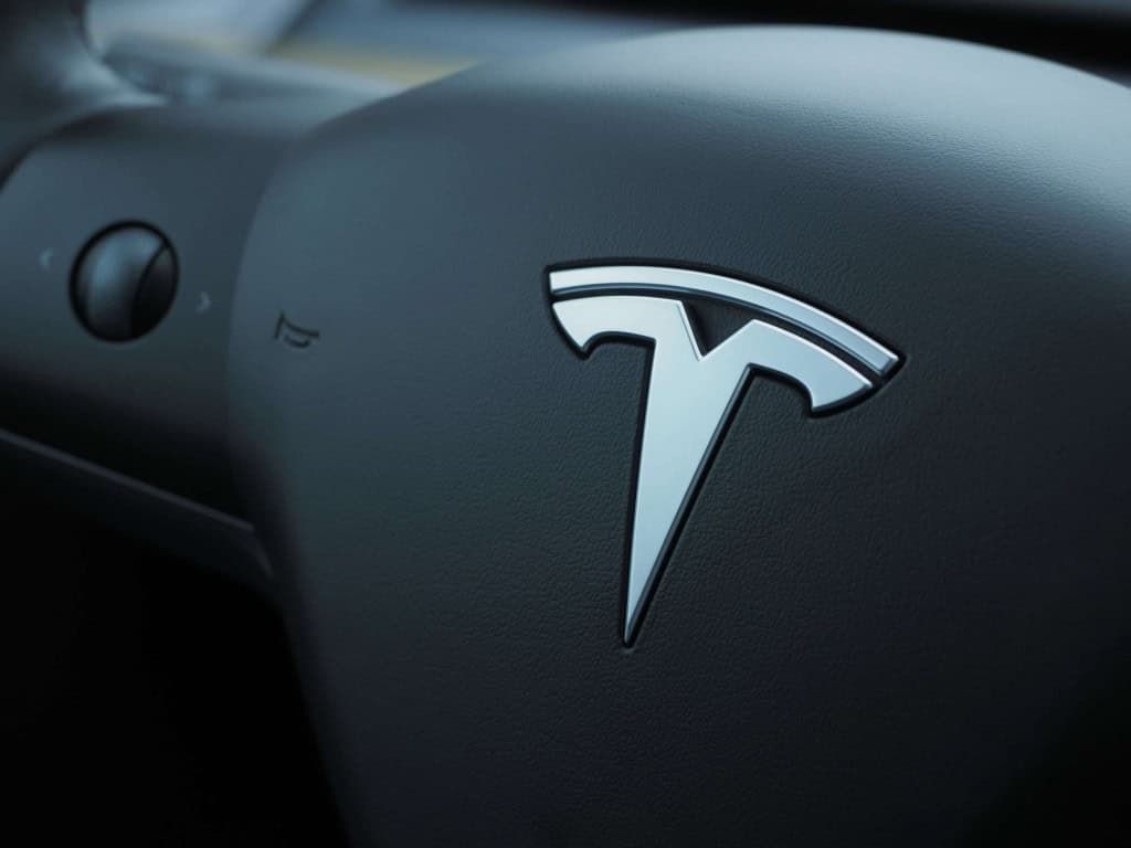 A Tesla enfrenta uma série de processos relacionados a acusações de discriminação racial em suas unidades. – Imagem: Daniel Chetroni / Shutterstock