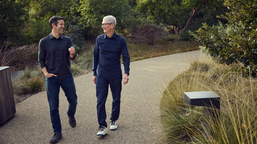 John Ternus e Tim Cook: a passagem de bastão na Apple – Imagem: Divulgação/Apple