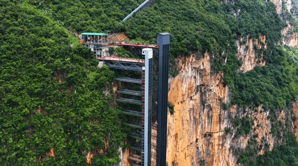 Dois elevadores chineses para transportar crianças de vila remota
