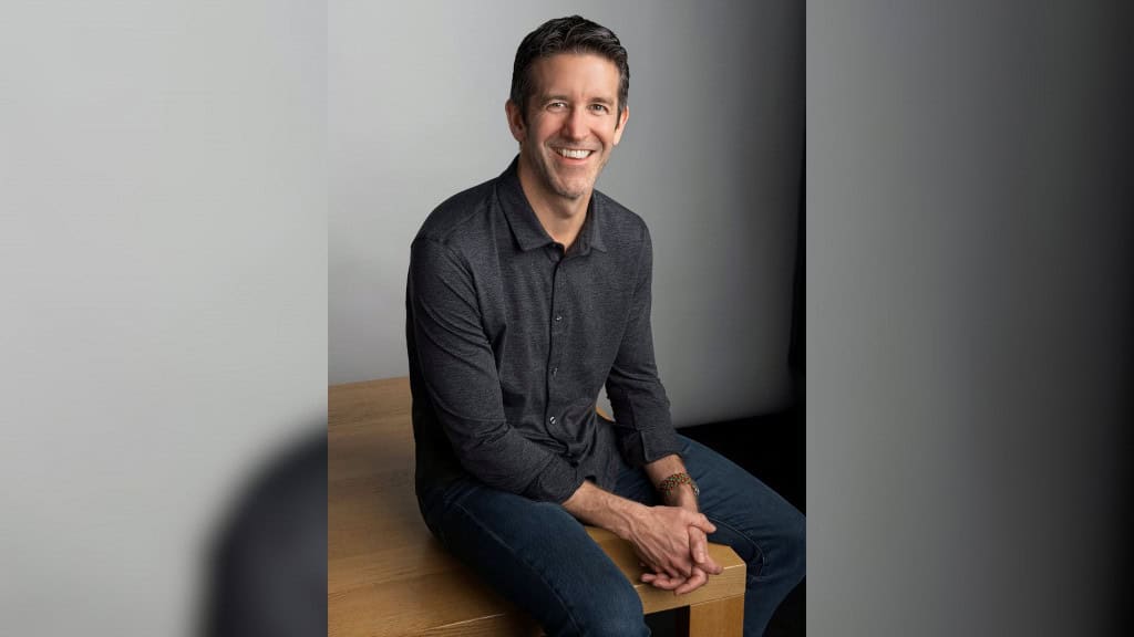Foto estilo retrato de John Ternus, novo CEO da Apple