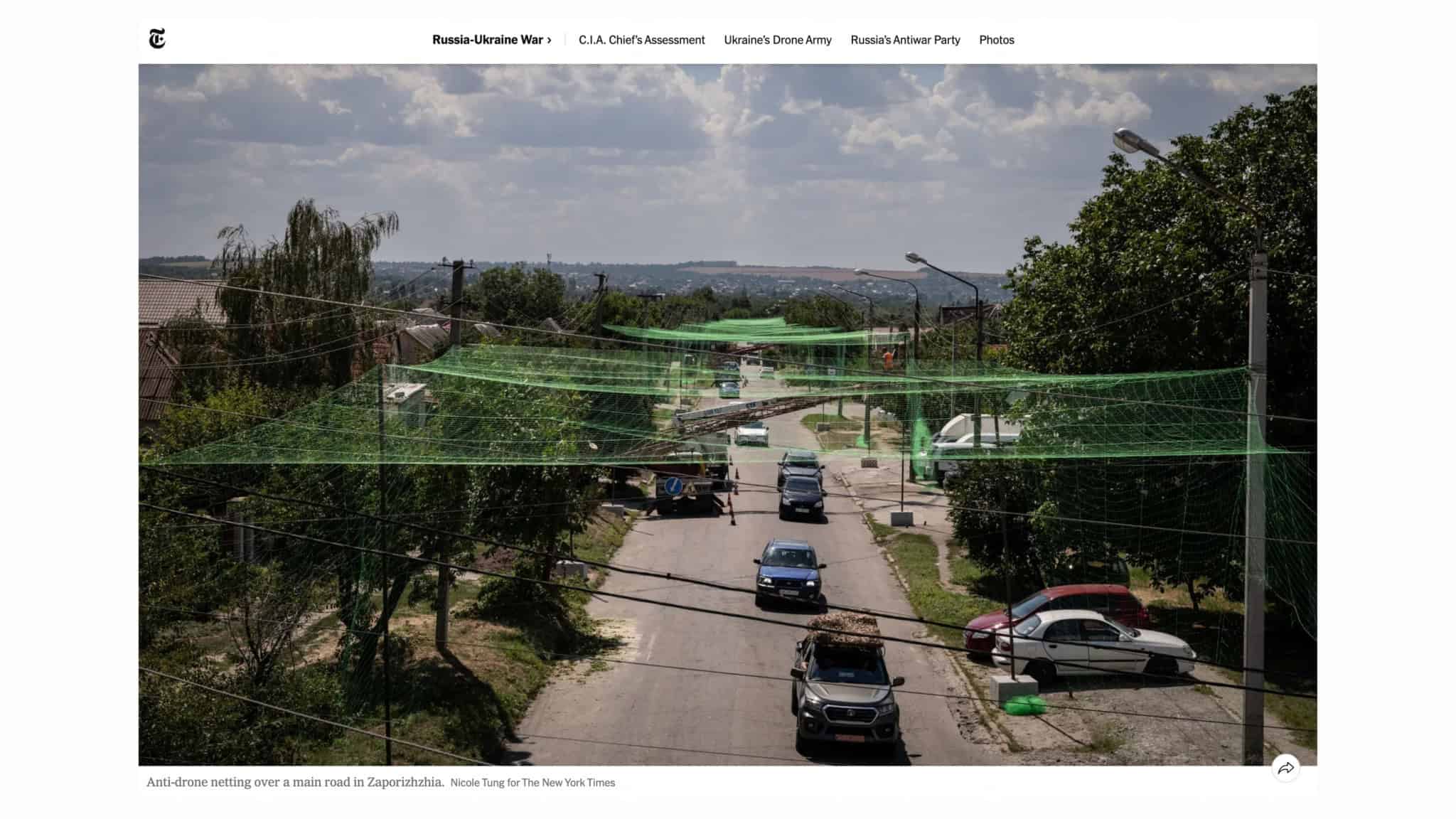 Redes antidrones instaladas em cima de rua na Ucrânia