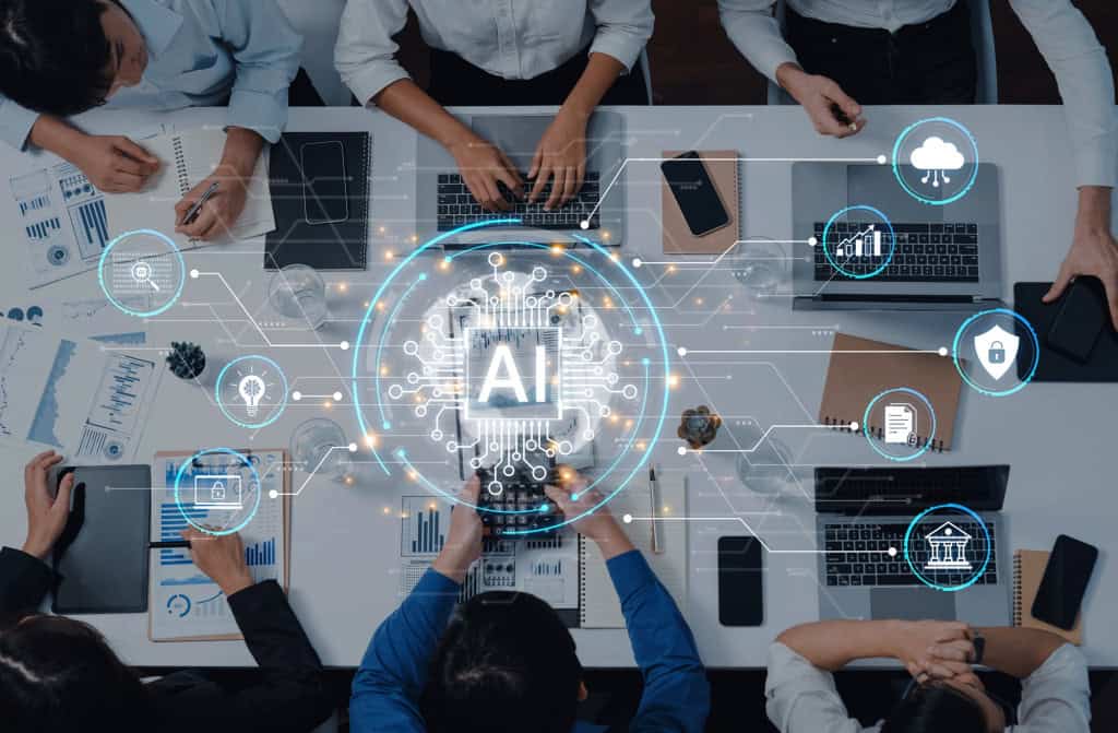 Equipe trabalhando em computadores com elementos digitais de inteligência artificial sobre a mesa