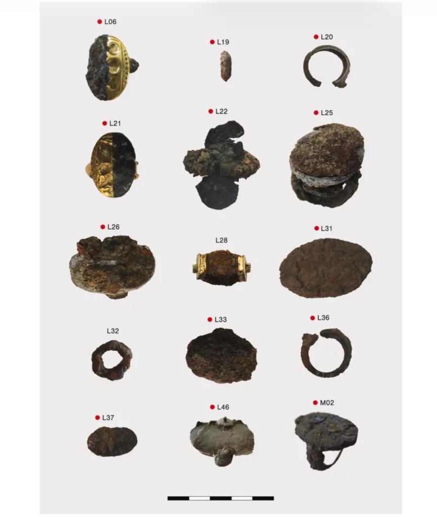 Entre mais de 100 artefatos analisados, alguns apresentaram níquel e podem ter sido feitos com ferro vindo de meteoritos. – Imagem:Gounelle & Mantzourani, J. Archaeol. Sci., 2026