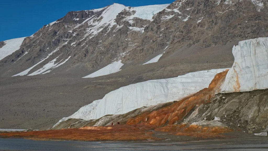 A paisagem gelada da Antártica abriga um dos fenômenos naturais mais curiosos do planeta: uma corrente avermelhada que se destaca em meio ao gelo da geleira Taylor