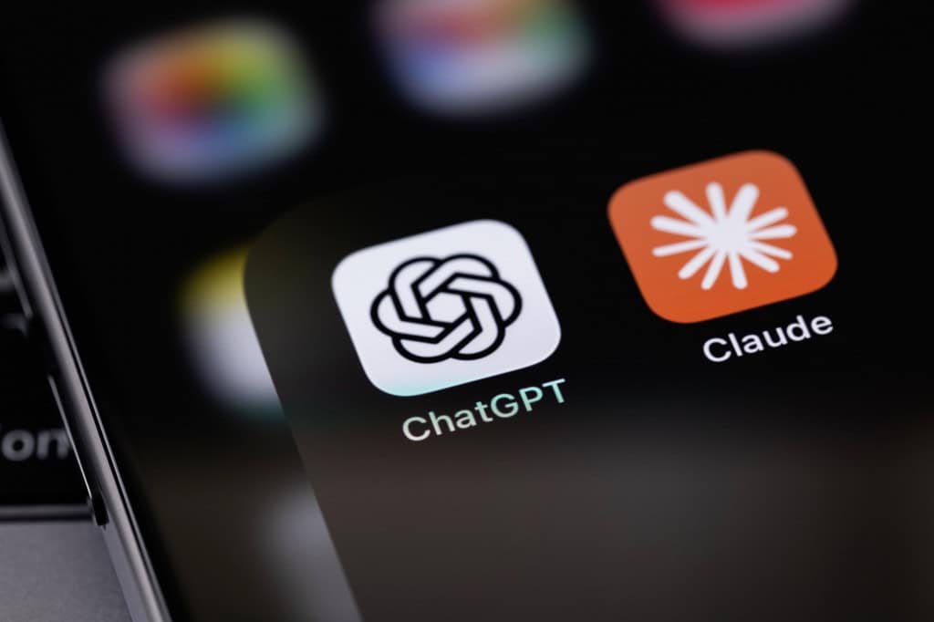 Ícones dos aplicativos ChatGPT e Claude exibidos na tela de um smartphone.