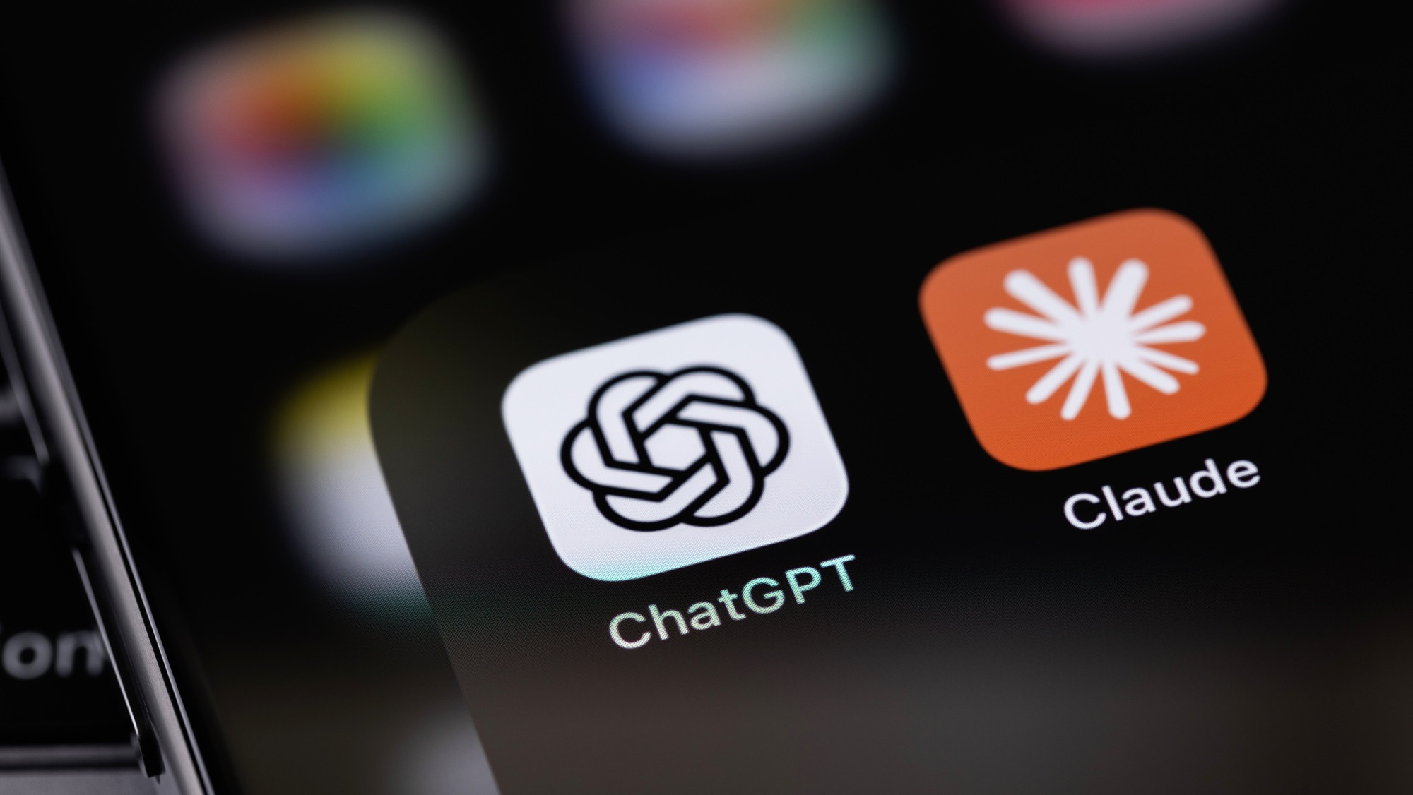 Ícones dos aplicativos ChatGPT e Claude exibidos na tela de um smartphone.