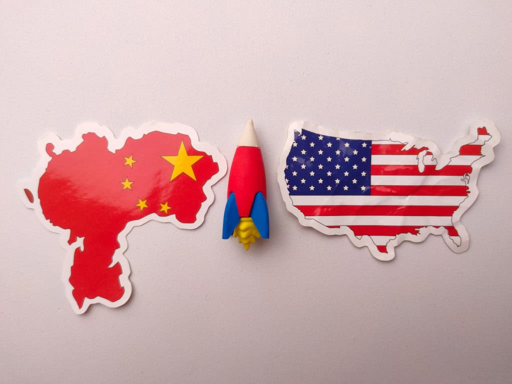 Bandeiras de China e EUA entre um foguete