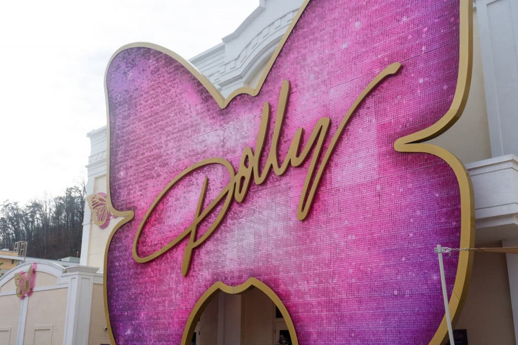 Parton ajudou a criar Dollywood, parque temático – Imagem: RaisaMacouzet/Shutterstock