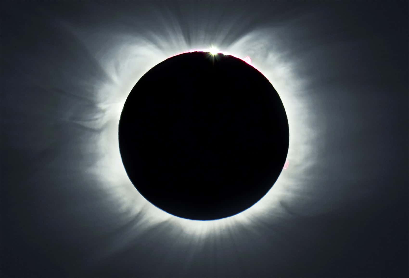 Por que eclipses totais são tão raros em um mesmo lugar?
