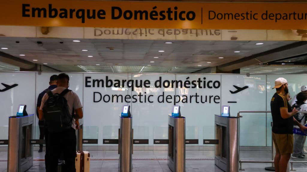Passageiros acessam o embarque doméstico do Aeroporto GRU. Anac começa a aplicar, em 14 de setembro, novas e mais rigorosas punições para passageiros indisciplinados – Imagem: rafaelnlins / Shutterstock