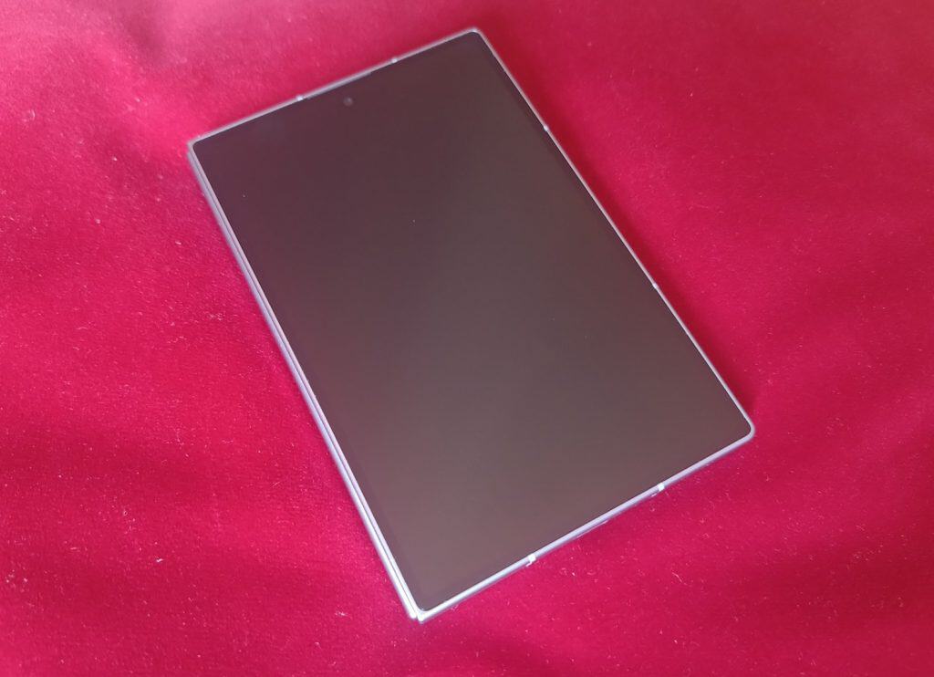 Quando fechado, o Galaxy Z Fold 8 é um smartphone compacto – Imagem: Daniel Junqueira/Olhar Digital