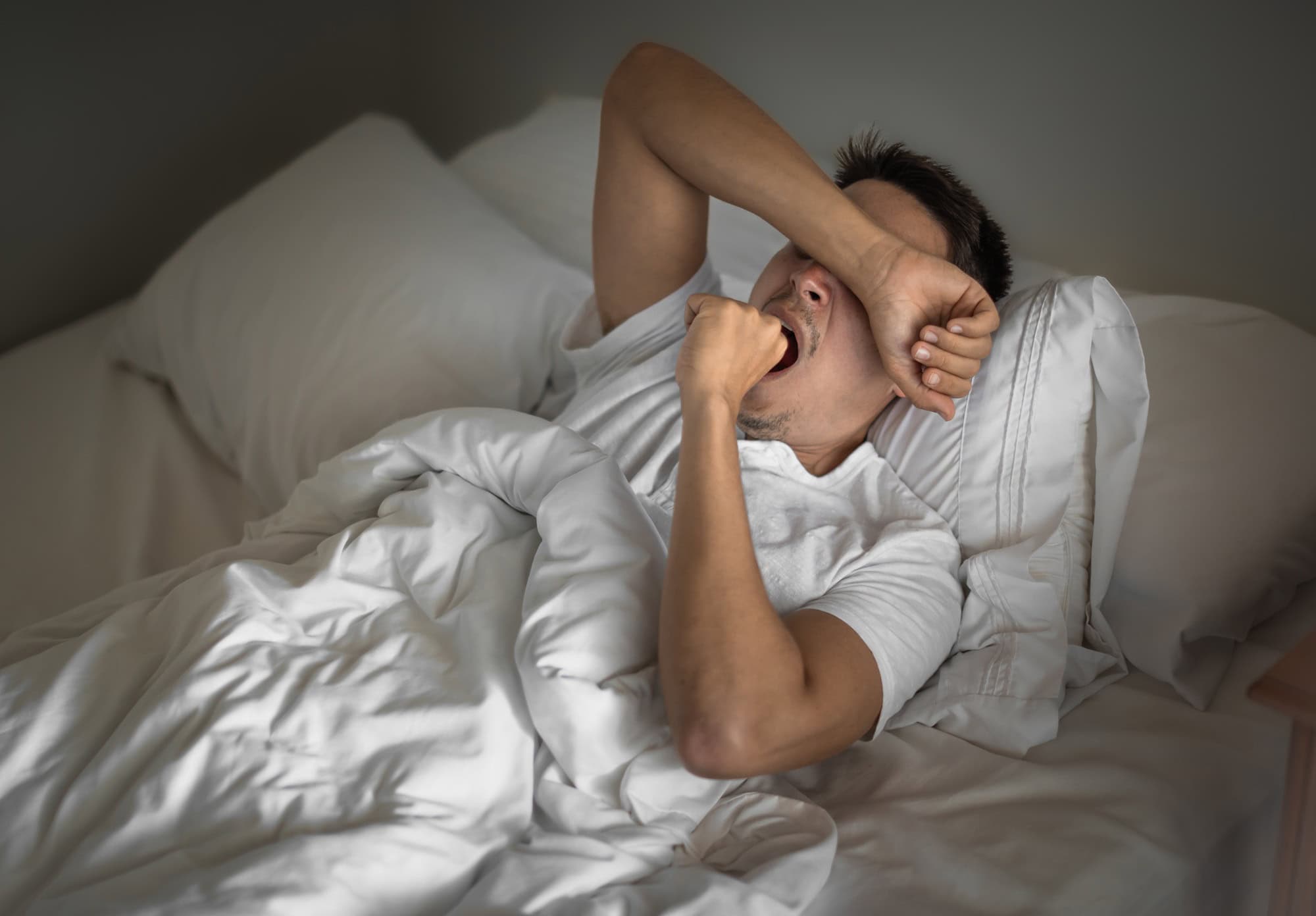 Dorme 8 horas e ainda acorda cansado? Entenda o que pode estar acontecendo