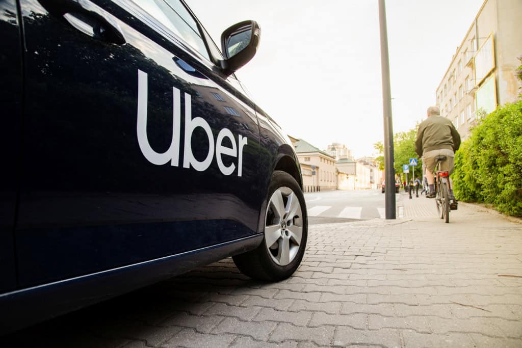 Imagine acompanhar a corrida do seu filho pelo celular em tempo real. É exatamente essa possibilidade que a Uber está testando. – Imagem: MOZCO Mateusz Szymanski/iStock