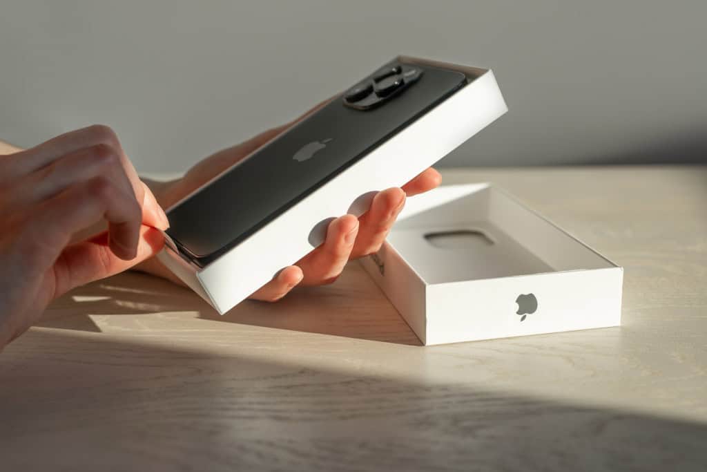 Quatro iPhones 14 aparecem juntos no lote 240, com lance mínimo estabelecido em R$ 1.700 – Imagem: valiantsin suprunovich/iStock