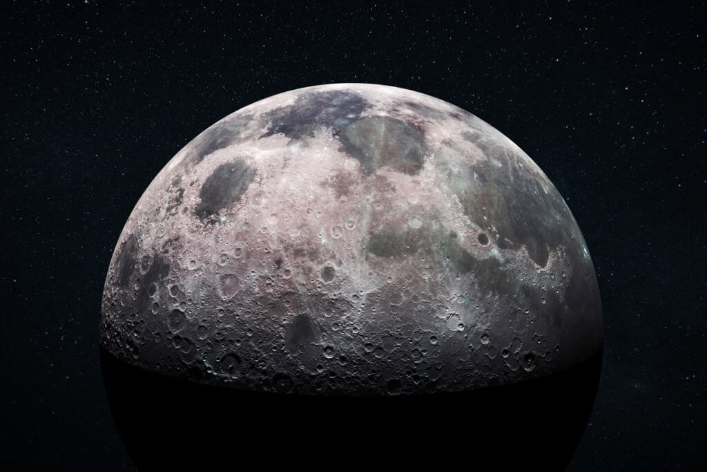 Vista espacial da superfície cheia de crateras da Lua