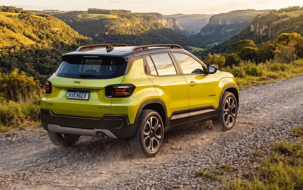 Jeep Avenger Limited de costas