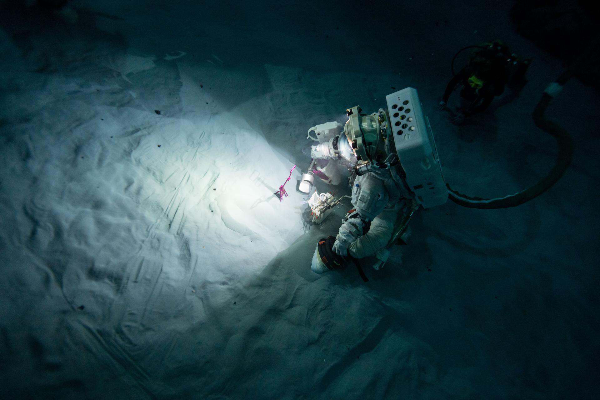 Por que astronautas da NASA estão treinando debaixo d’água para voltar à Lua?