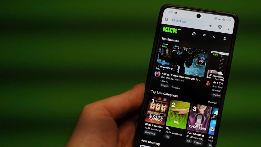 Aplicativo do Kick aberto em um smartphone
