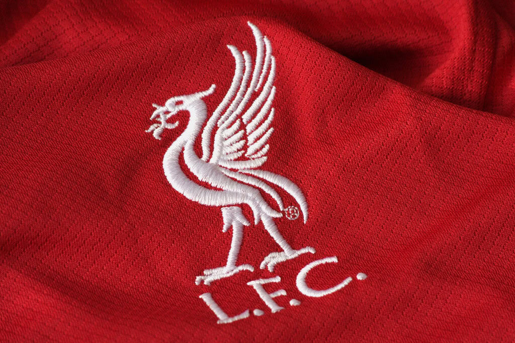 Escudo do Liverpool em uma camisa do clube