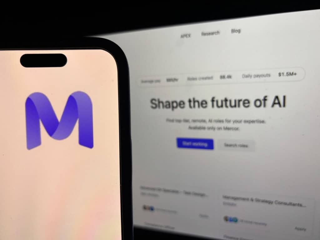 Logo da Mercor em um smartphone; ao lado, página da Mercor em um computador