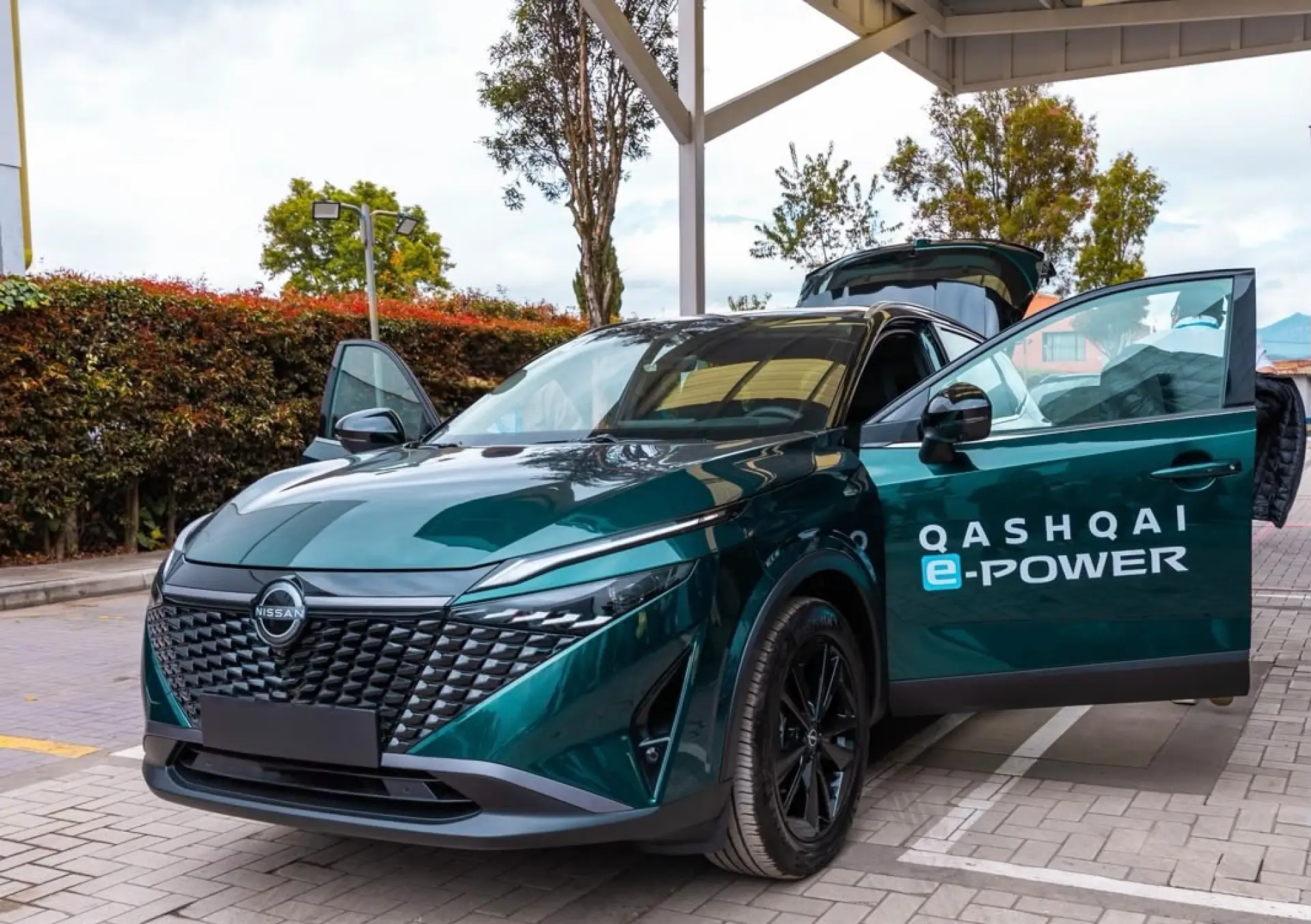 Nissan Qashqai e-Power estacionado com as portas abertas