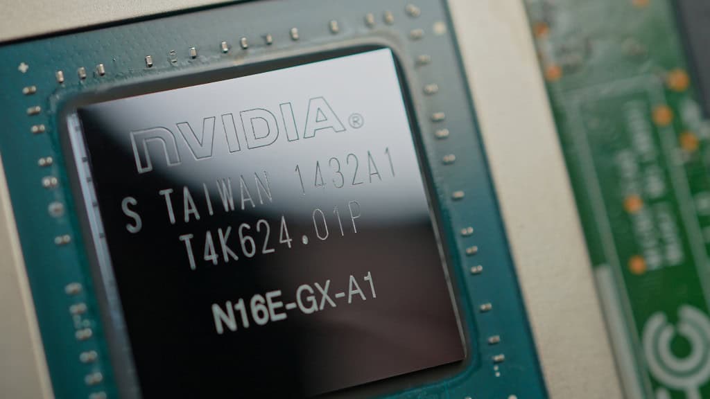 Chip da Nvidia com o logo da empresa