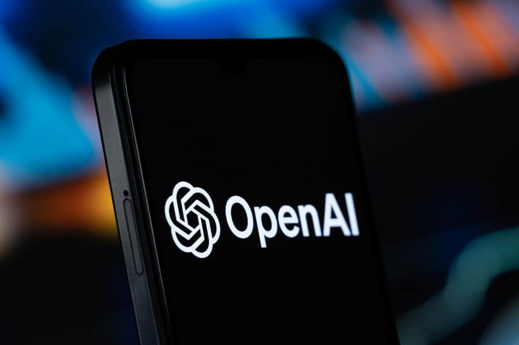 Sala 9 OpenAI encara novo processo nos EUA por uso de conteúdo sem autorização 4 logo da openai em um smartphone com o fundo desfocado