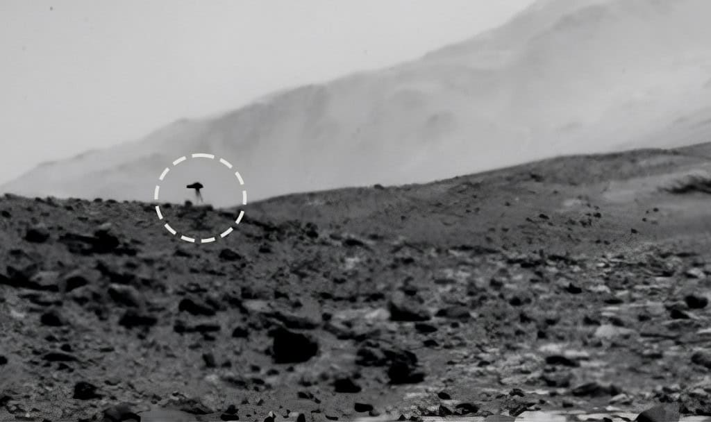 Imagem obtida pelo rover Curiosity em Marte há três anos volta a circular sob suspeita de ser um OVNI – Crédito: NASA/JPL-Caltech/MSSS