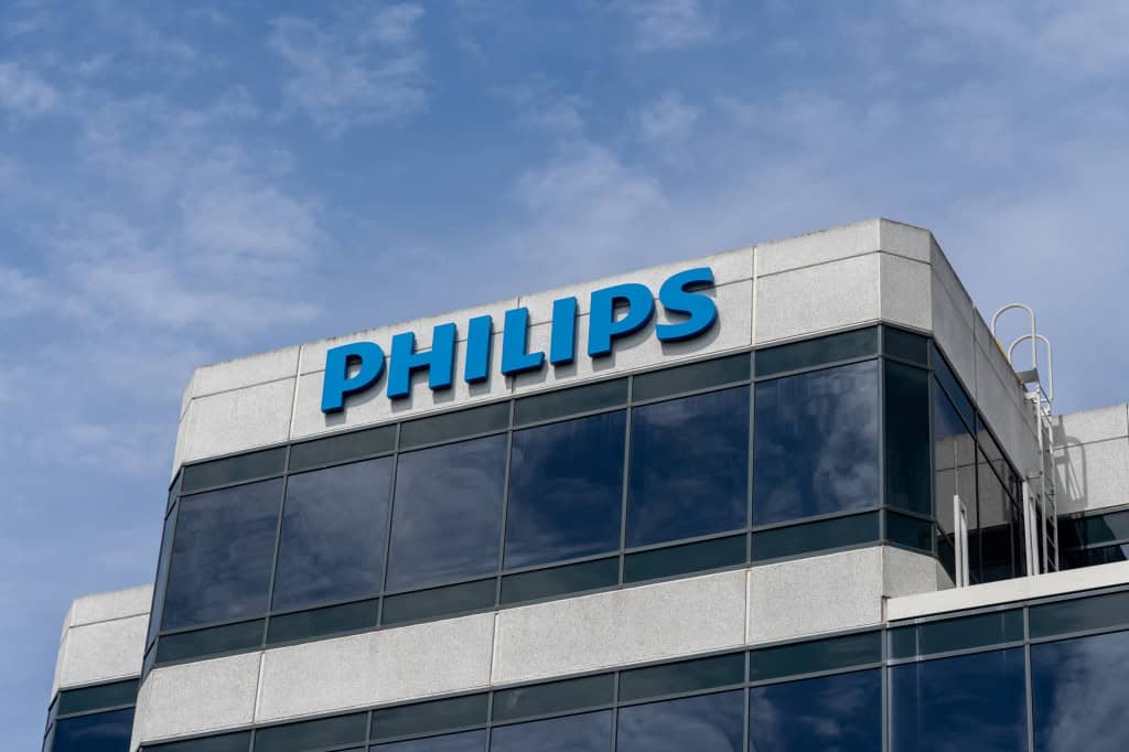 Logo da Philips na fachada de um prédio